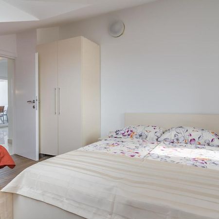Apartments & Rooms Lavanda Malinska Bagian luar foto