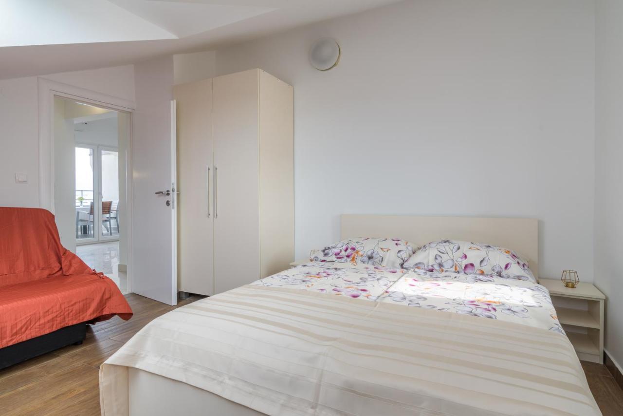 Apartments & Rooms Lavanda Malinska Bagian luar foto