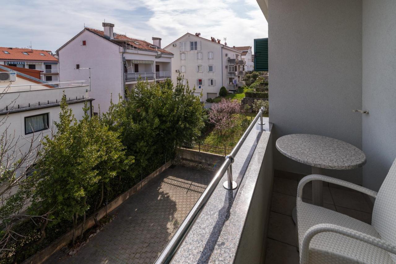 Apartments & Rooms Lavanda Malinska Bagian luar foto