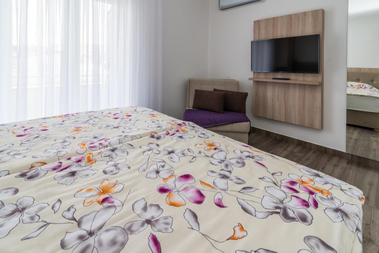 Apartments & Rooms Lavanda Malinska Bagian luar foto